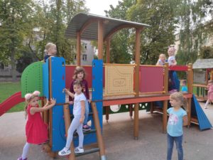 dzieci podczas zabawy w ogrodzie przedszkolnym